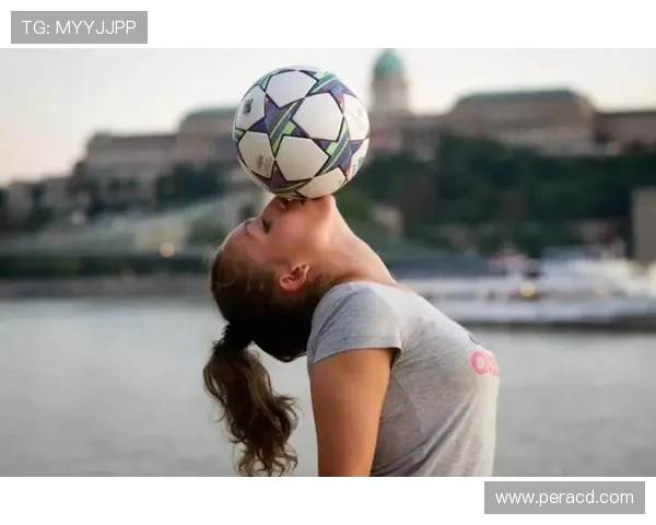 欧洲街头足球明星激情踢球展现非凡技艺与街头文化的完美融合